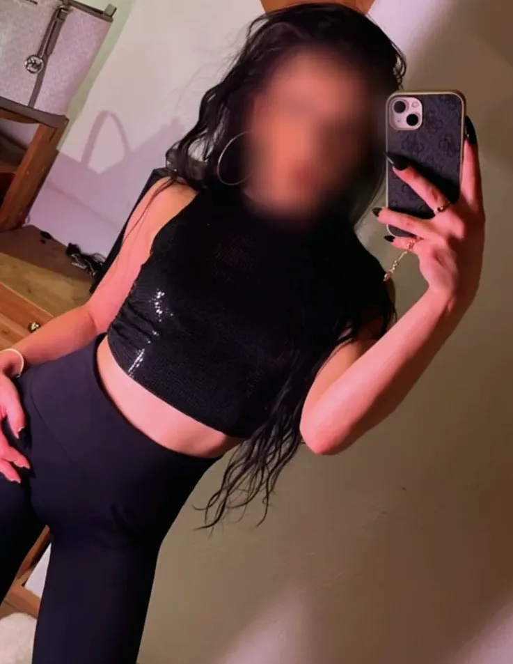 Holly, 27